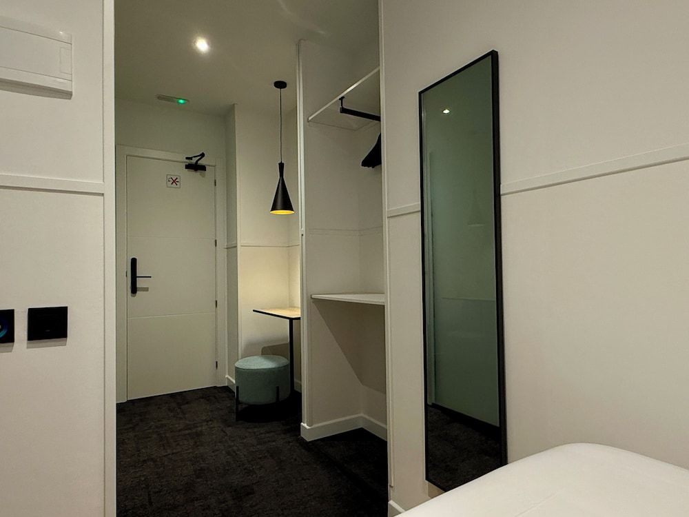 MuchoMadrid Standard Double Room, 1 Double Bed, Private Bathroom, City View 8