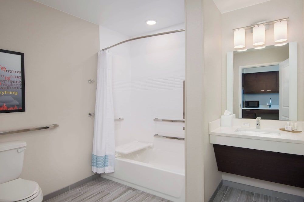 Suite, 1 Bedroom, Non Smoking (Mobility/Hearing Access, Roll-in Shwr)