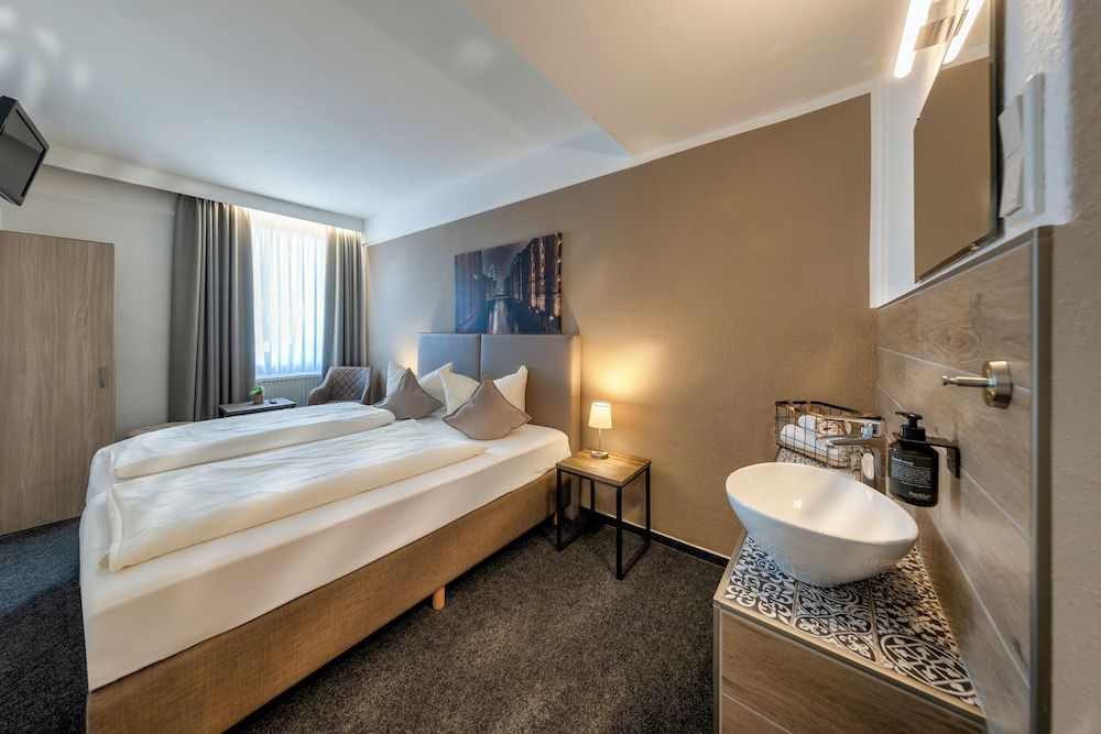 Auto-Parkhotel Standard Double Room, Non Smoking 2