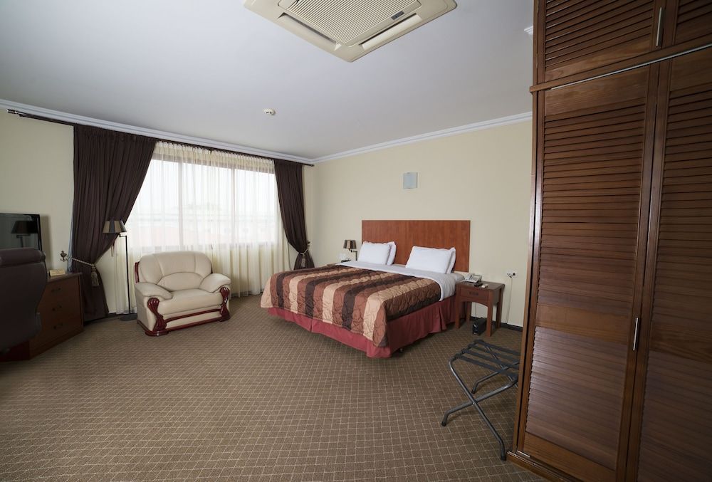 undefined Hotel Elegance N.V. 3