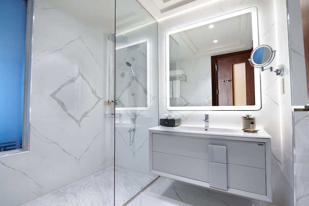 Wyndham Grand Doha West Bay Beach Superior King Room - City View 5