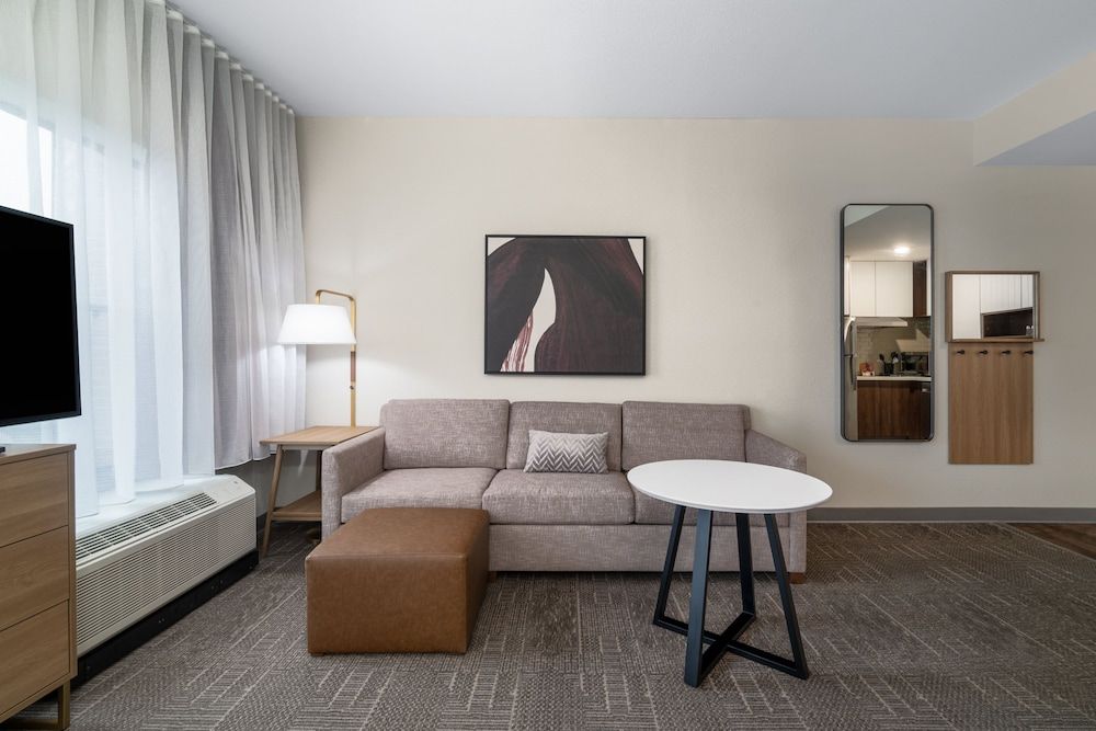 Studio Suite, 1 Queen Bed, Roll-in Shower, Kitchen (Communications)