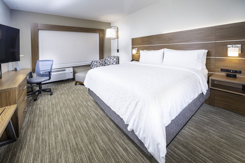 Standard Room, 1 King Bed, Accessible (Comm, Roll-In Shower)