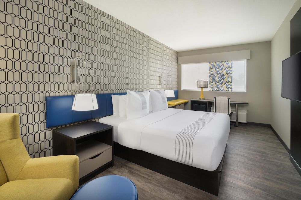 GLō Best Western Tulsa East Route 66 Standard Room, 1 King Bed, Non Smoking (Shower Only)