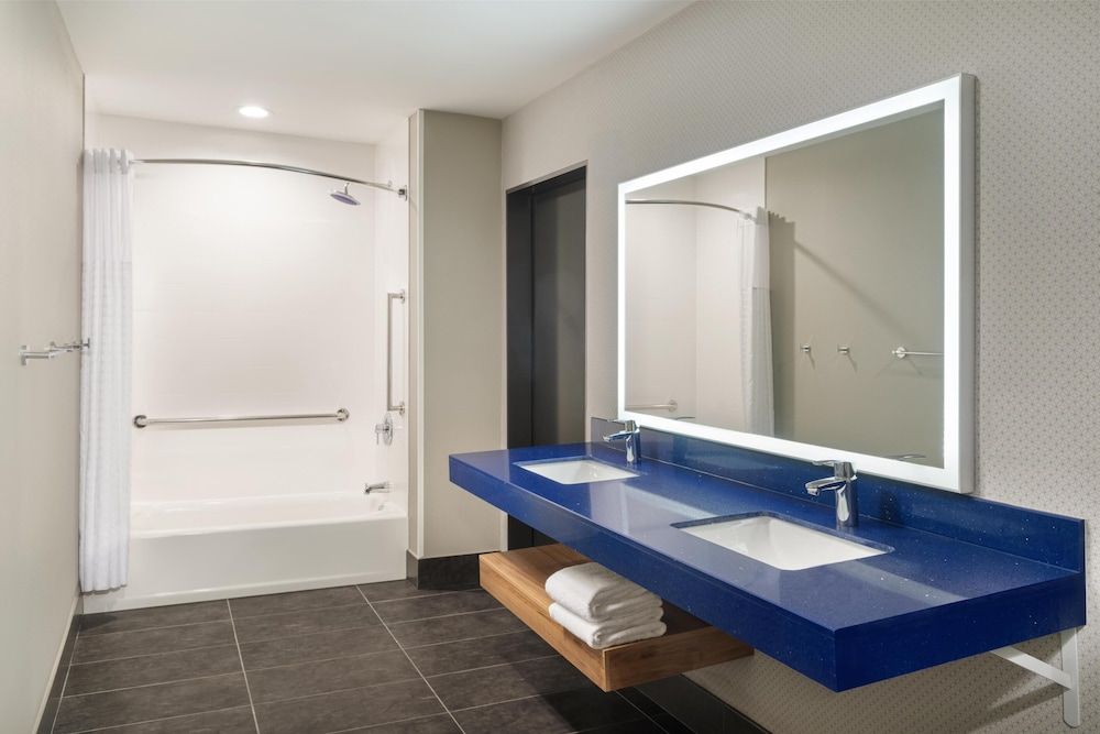 Standard Room, 1 King Bed, Accessible, Bathtub
