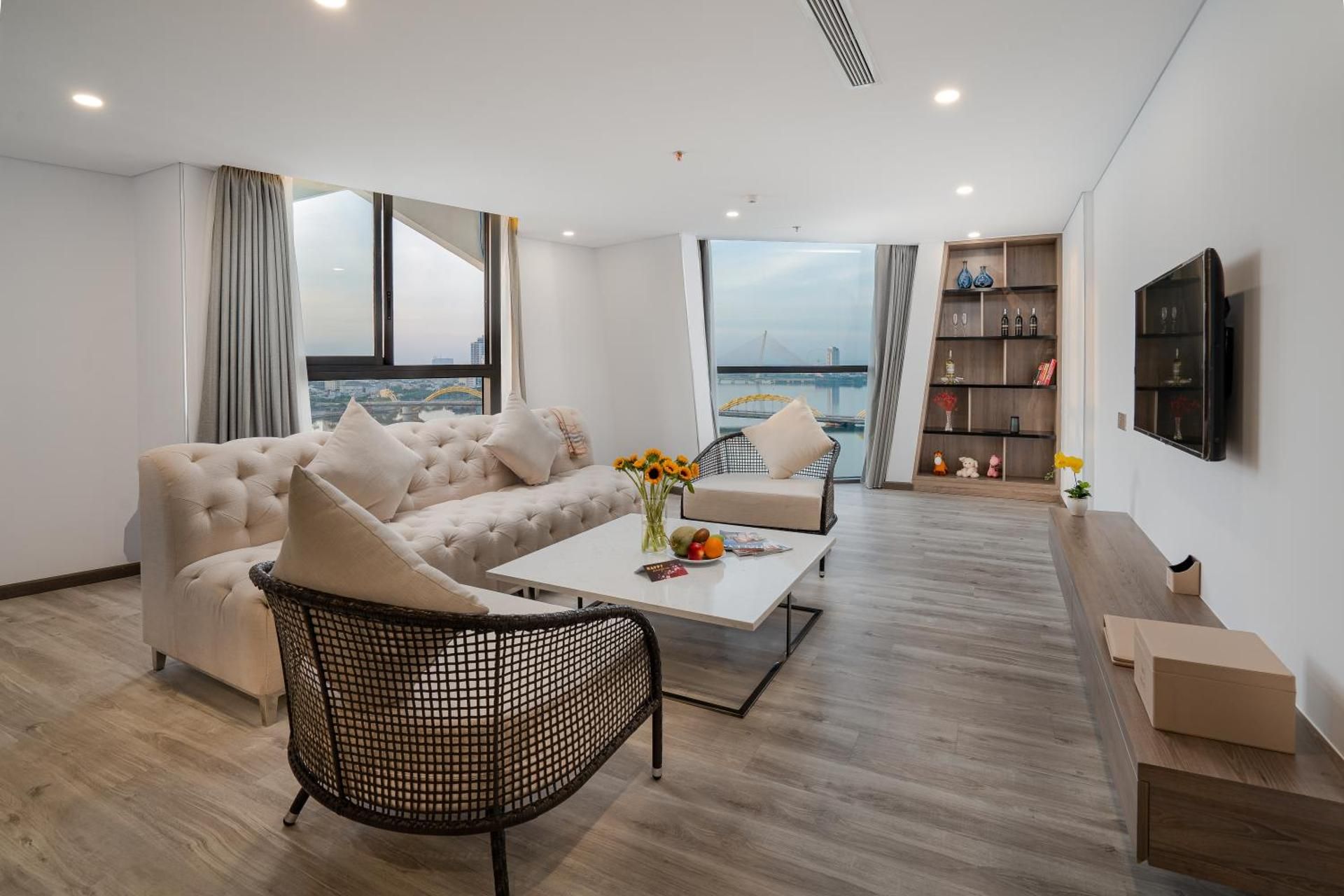 Special Offer -Two Bedroom Riverview Apartment with Kitchen and Bathtub