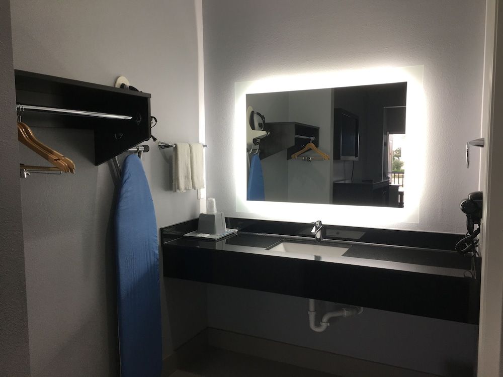 undefined Platinum Inn and Suites 9