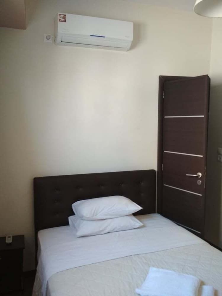 Pella Inn Hostel Basic Double Room