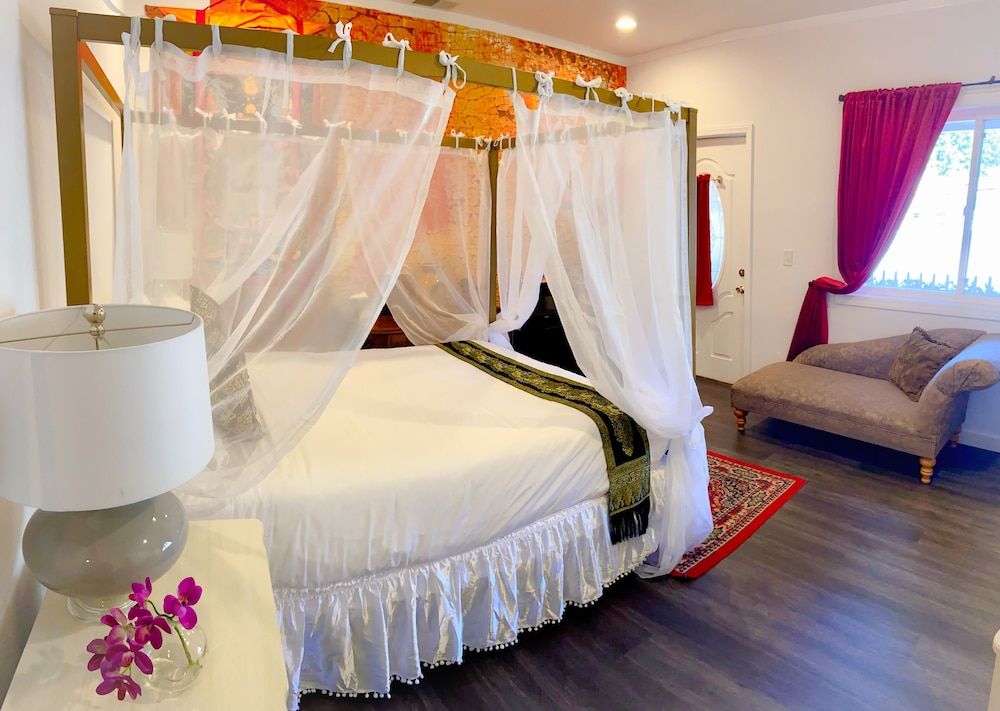 Signature Room, Refrigerator & Microwave, Mountainside