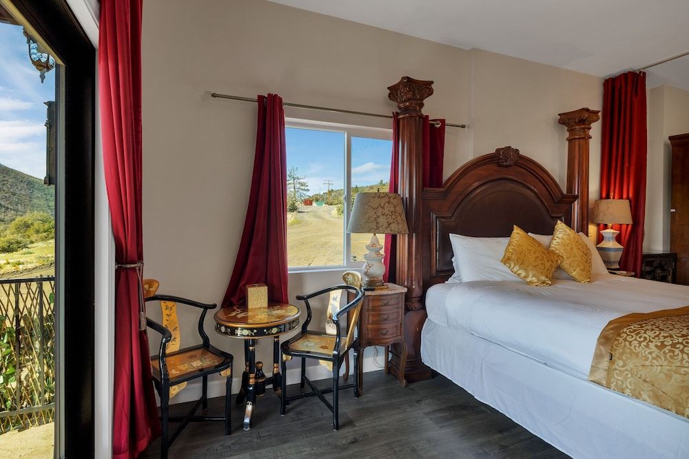 Elite Studio Suite, 1 King Bed, Jetted Tub, Lake View