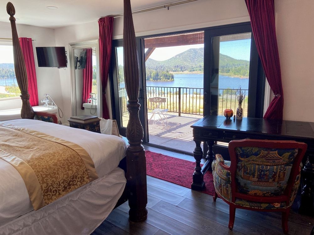 Royal Studio, Jetted Tub, Lake View