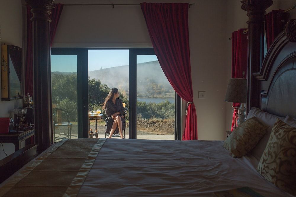 Elite Studio Suite, 1 King Bed, Jetted Tub, Lake View