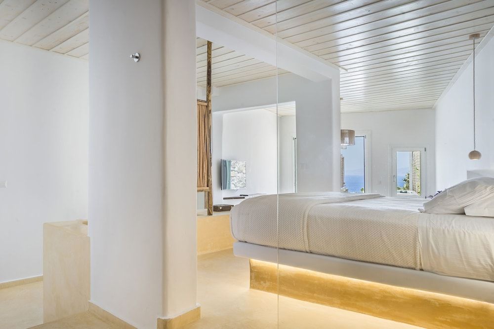 Honeymoon Suite with Outdoor Jacuzzi