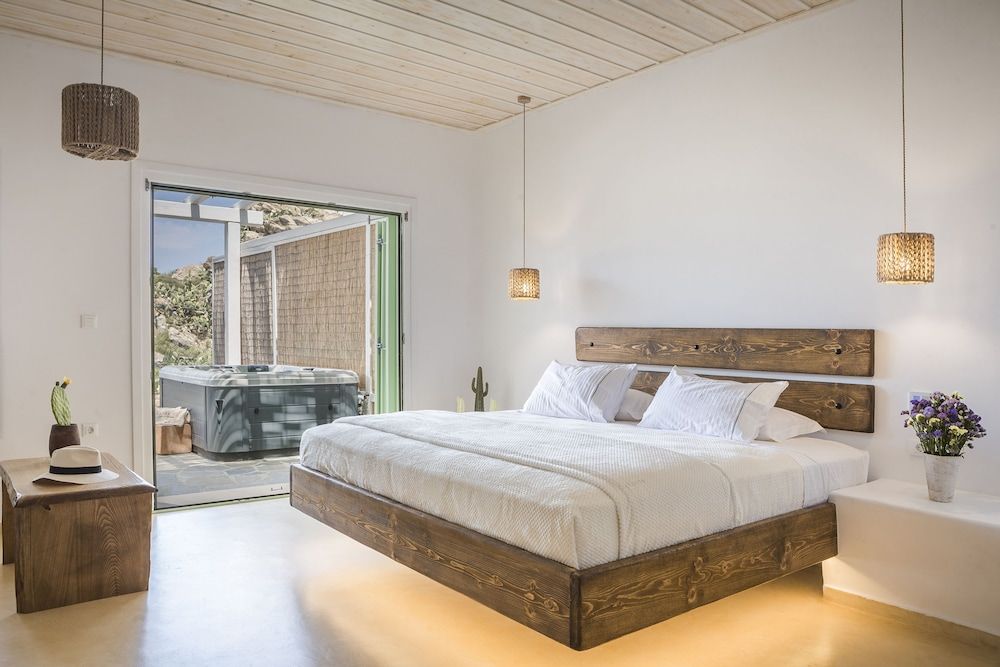 Honeymoon Suite with Outdoor Jacuzzi