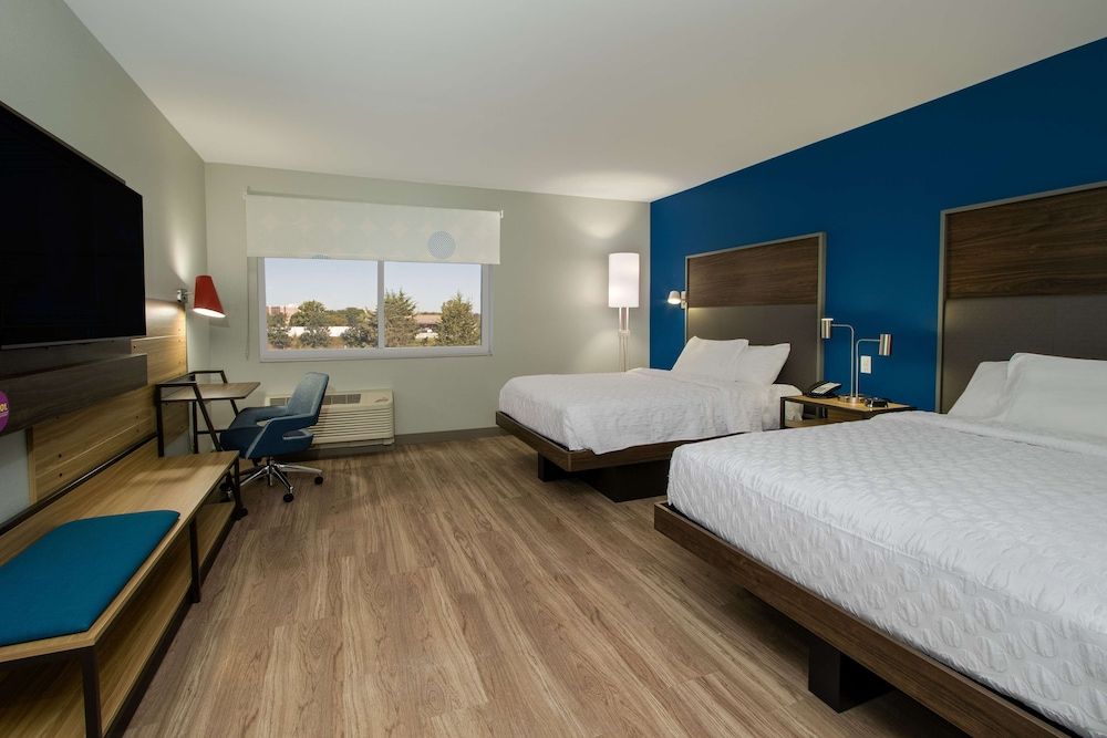 Room, 2 Queen Beds, Accessible (Mobility & Hearing, Roll-in Shower)
