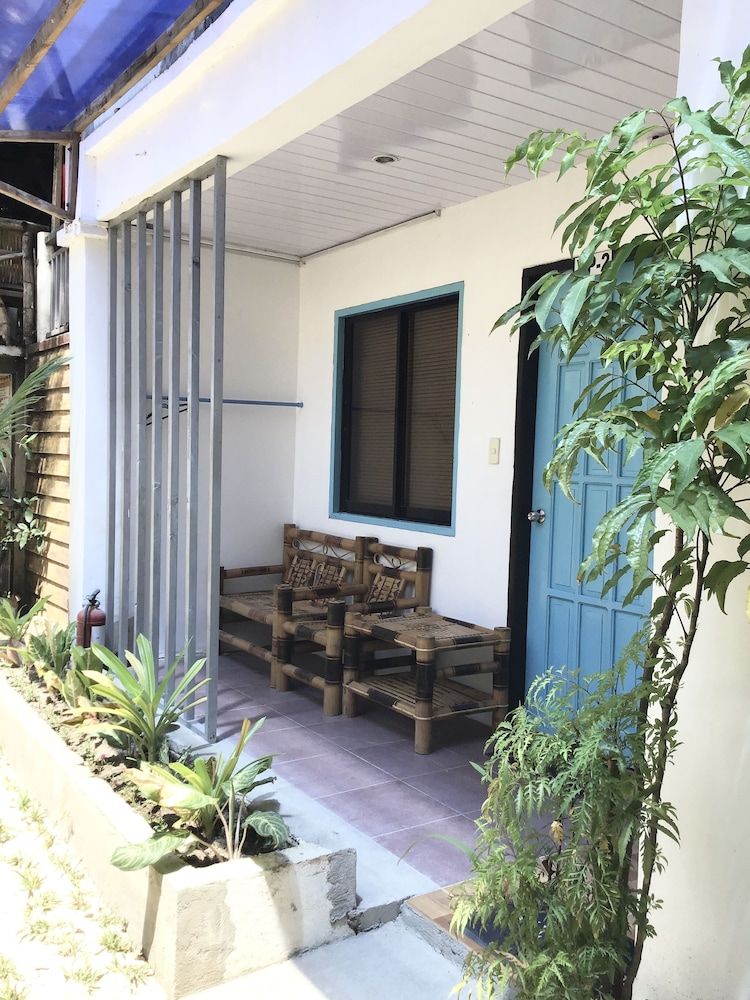 Rob and Fred's Resort Standard Room 6