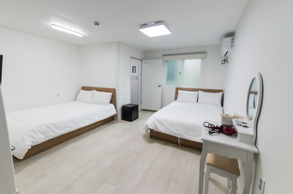 Kpop Haus Family Room 5