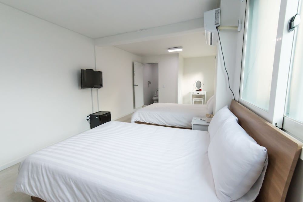 Kpop Haus Family Room 3