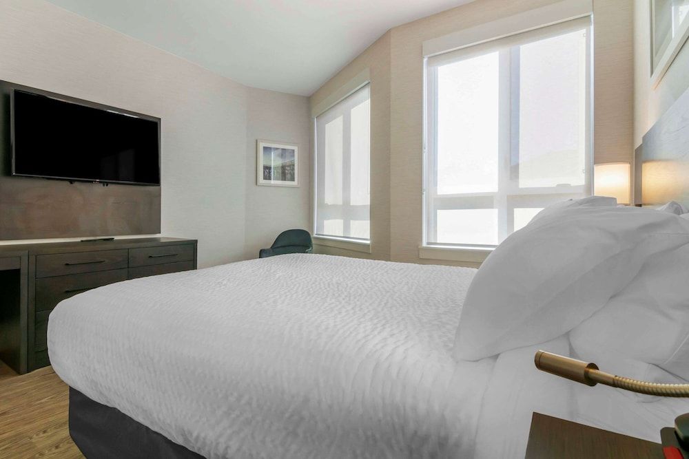 Quality Inn Standard Room, 1 Queen Bed, Non Smoking 6