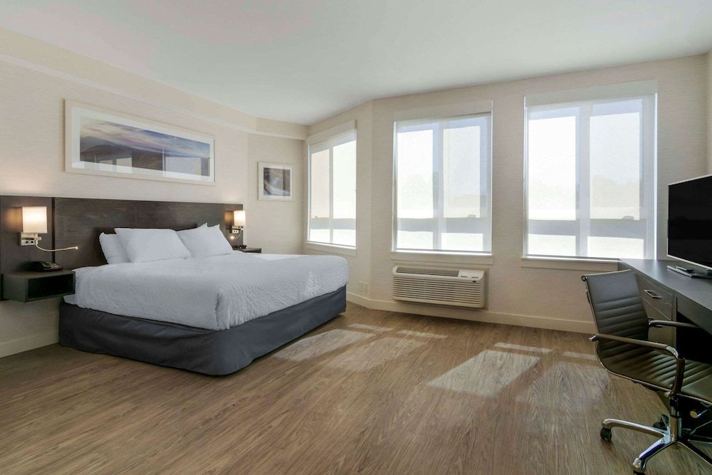 Quality Inn Room, 1 King Bed, Non Smoking (Efficiency) 2