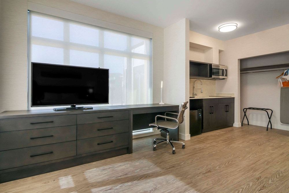 Quality Inn Room, 1 King Bed, Non Smoking (Efficiency) 7