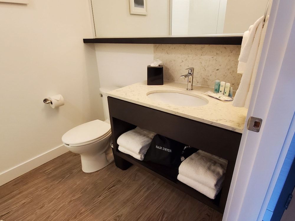 Quality Inn Room, 1 King Bed, Non Smoking (Efficiency) 5