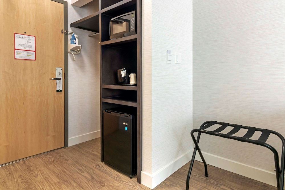 Quality Inn Standard Room, 1 Queen Bed, Non Smoking 11