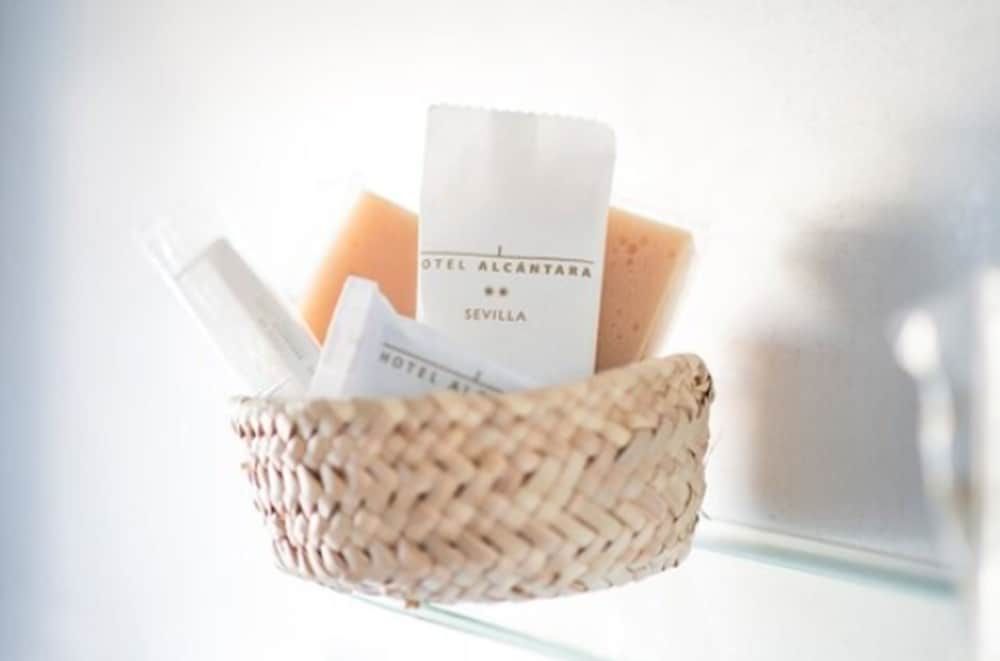 Hotel Alcántara Economy Double Room with 1 Double Bed Interior View 4