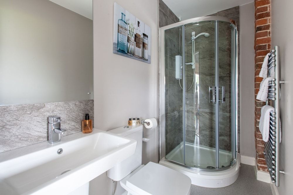 The Caledon Standard Twin Room, Ensuite (2nd Floor) 4