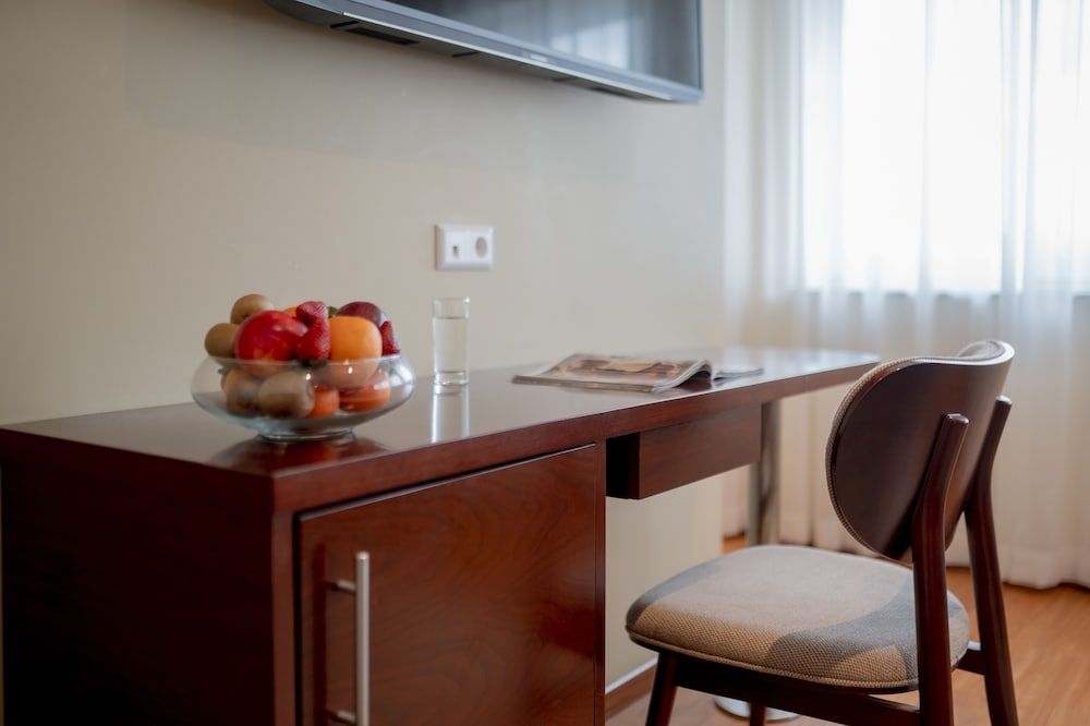 Palast Hotel Luxury Triple Room 8