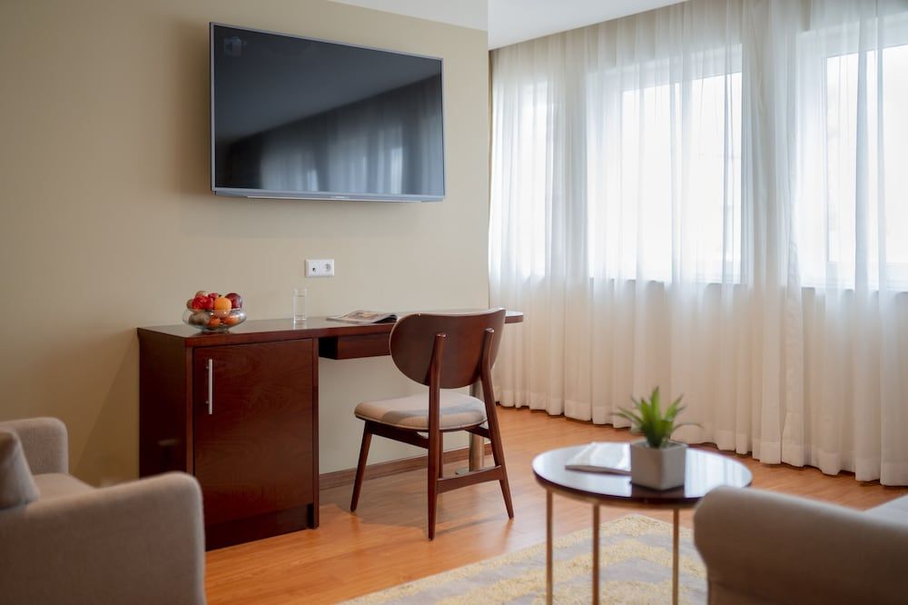 Palast Hotel Business Quadruple Room 11