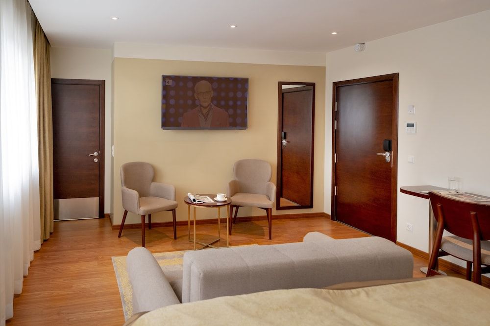 Palast Hotel Luxury Triple Room 10