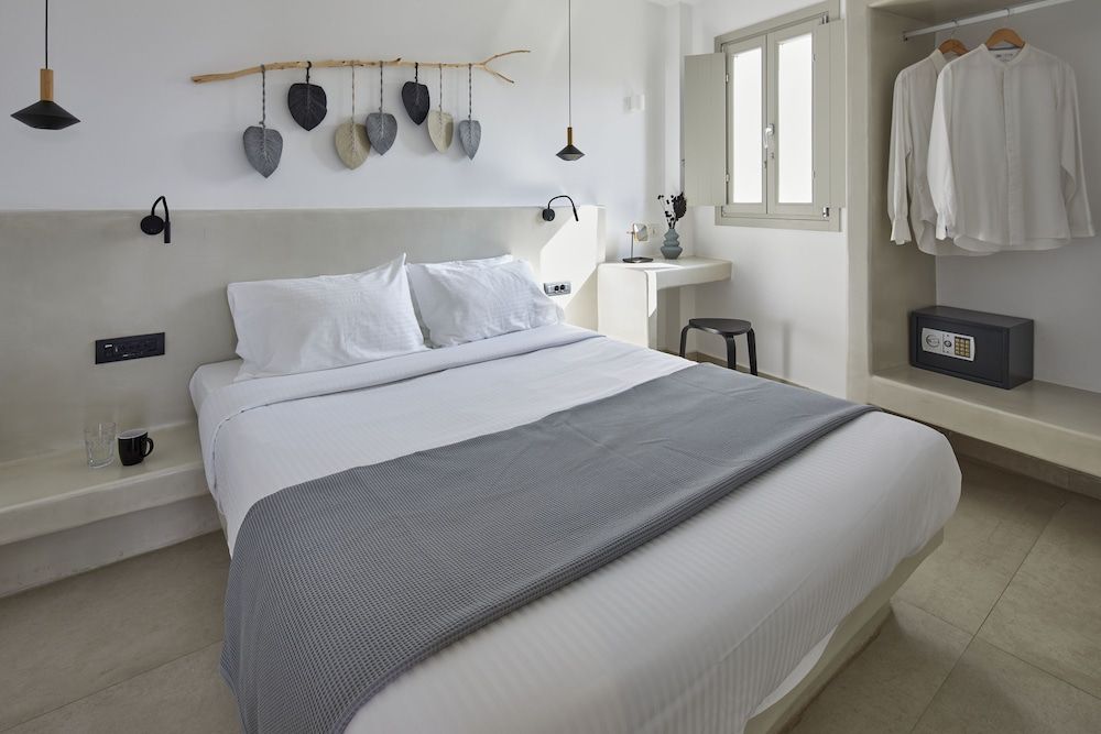 undefined Adorno Oia 3