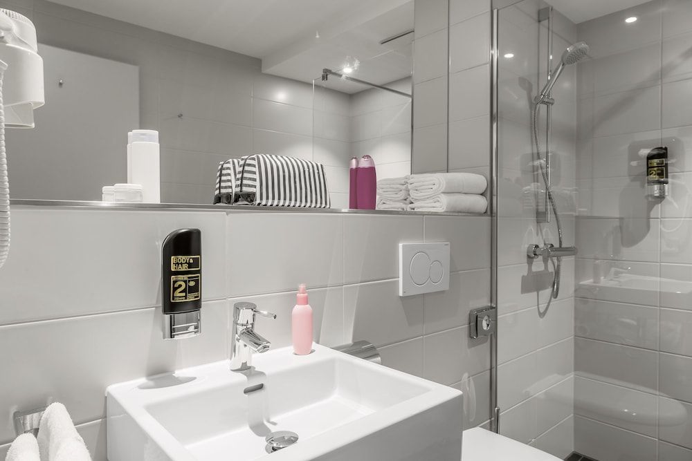 Serways Hotel Siegburg West Standard Double Room, 1 Bedroom 4