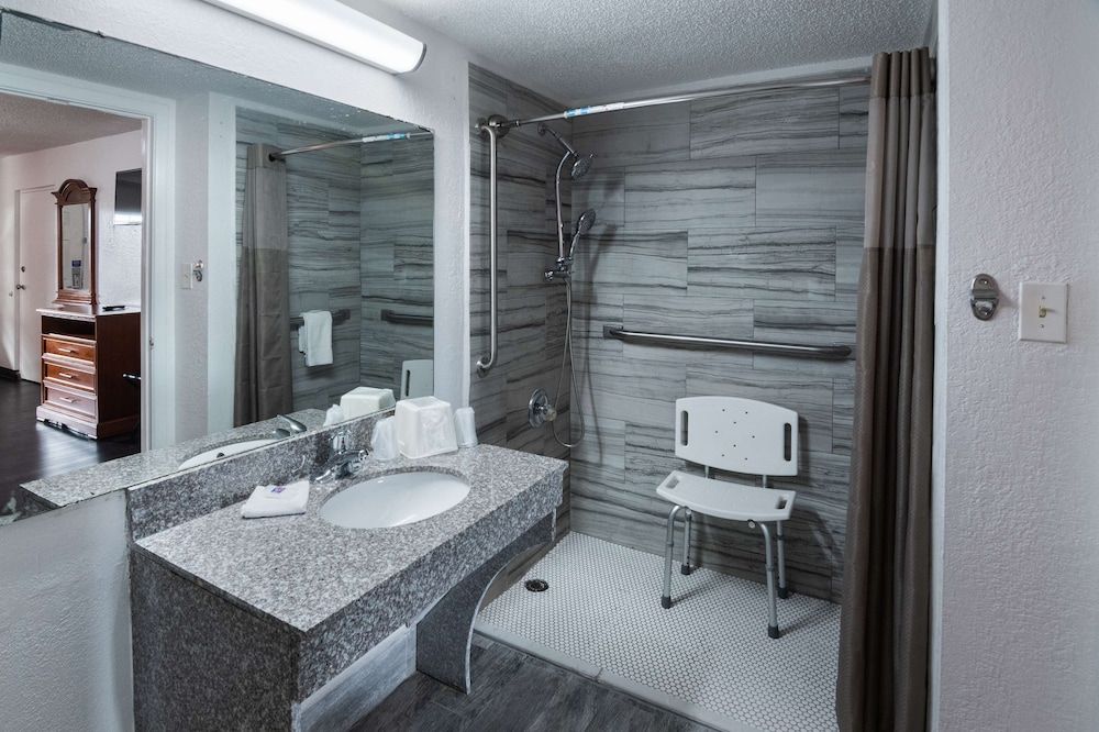 Deluxe Suite, 1 King Bed, Accessible, Non Smoking