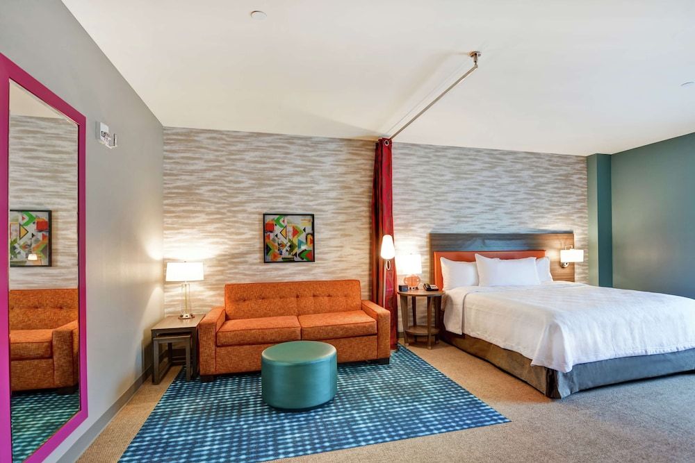 Studio, 1 King Bed, Accessible (Roll-In Shower)