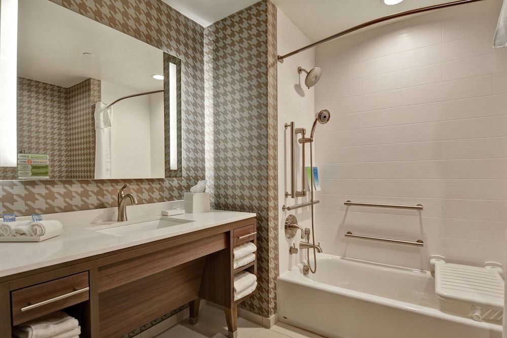 Studio, 2 Queen Beds, Accessible, Bathtub