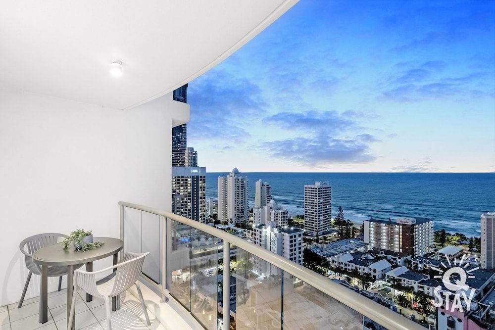 undefined Chevron Renaissance - Q Stay 6