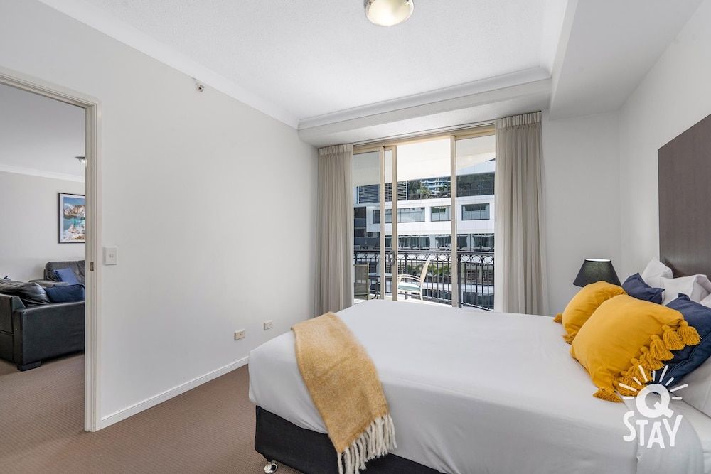 undefined Chevron Renaissance - Q Stay 3