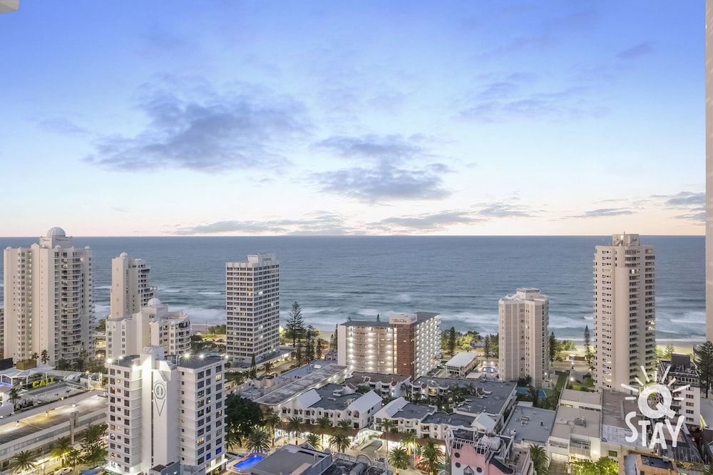 undefined Chevron Renaissance - Q Stay 10