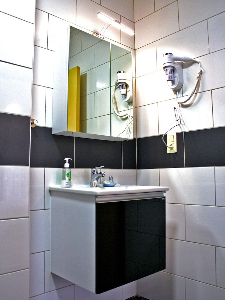 Fly Inn Brussels Airport Standard Double Room 4