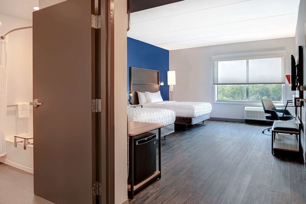 Room, 2 Queen Beds, Accessible, Bathtub