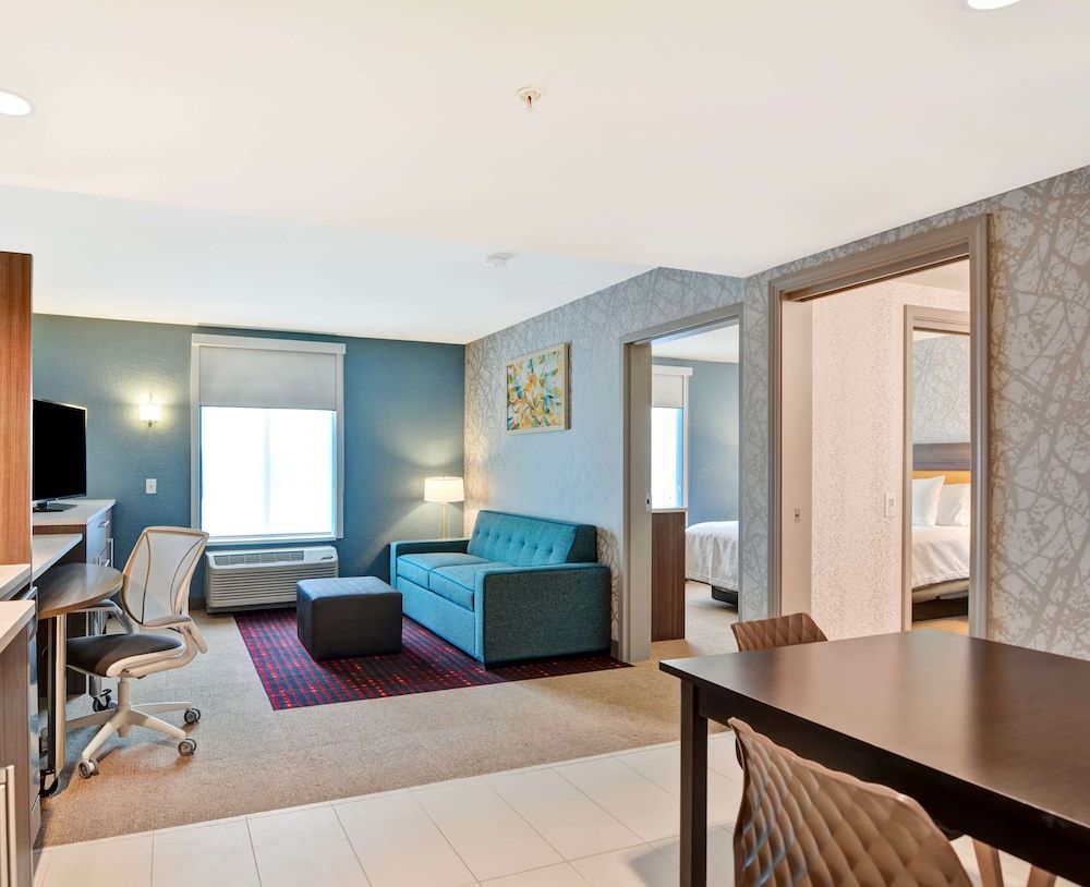 Suite, 1 Queen Bed, Accessible, Bathtub