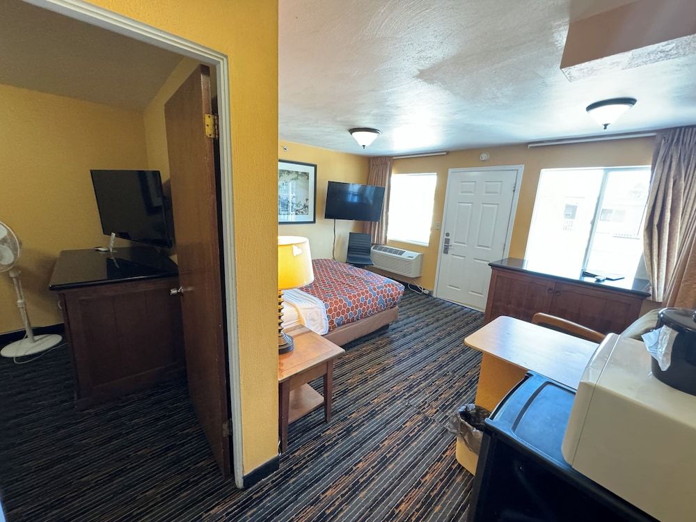 The Royal Victorian Motel Two-Bedroom Suite - Non-Smoking 7