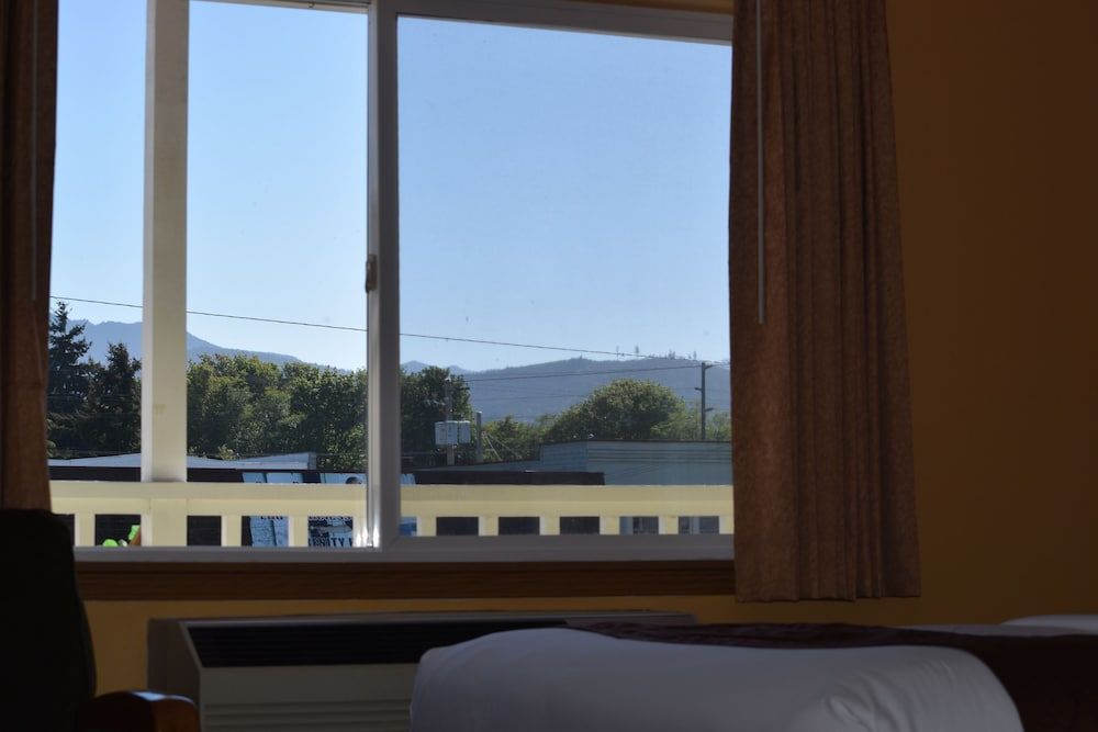 The Royal Victorian Motel Two Queen Deluxe - Non-Smoking 14