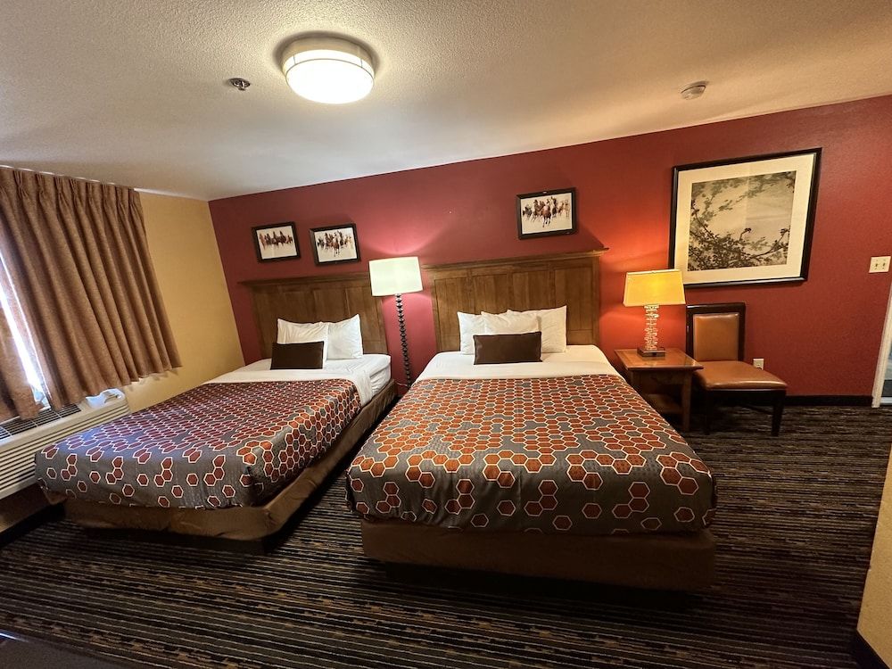 The Royal Victorian Motel Two Queen Deluxe - Non-Smoking 5