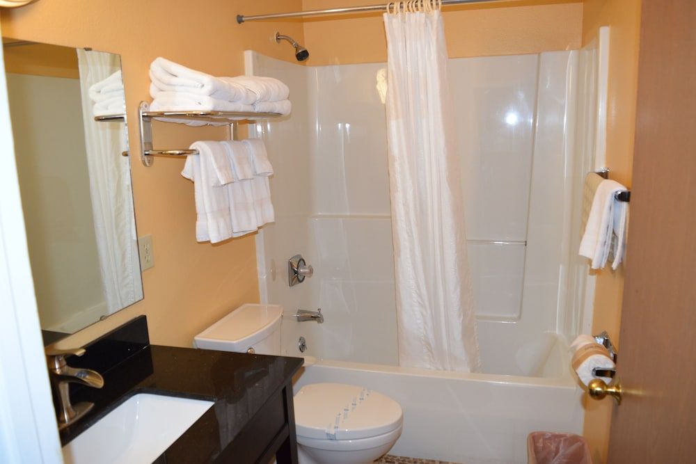 The Royal Victorian Motel Two Queen Deluxe - Non-Smoking 11