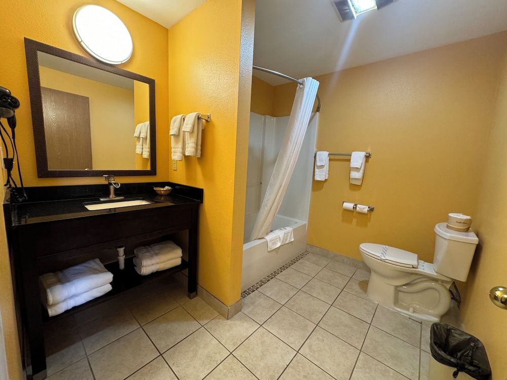 The Royal Victorian Motel Two Queen Deluxe - Non-Smoking 13