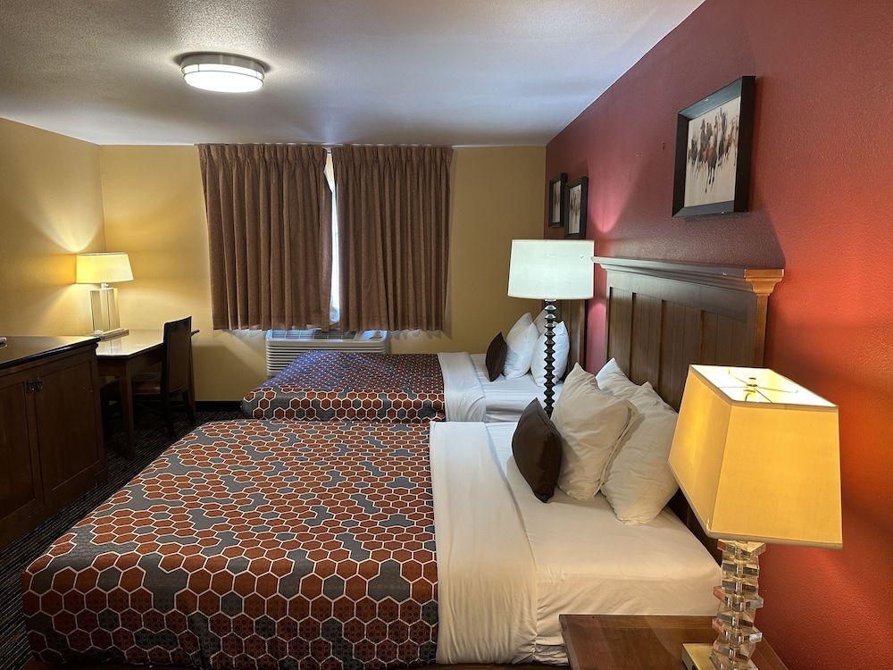 The Royal Victorian Motel Two Queen Deluxe - Non-Smoking 6