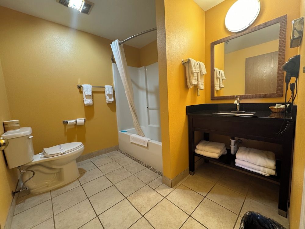 The Royal Victorian Motel Two Queen Deluxe - Non-Smoking 12